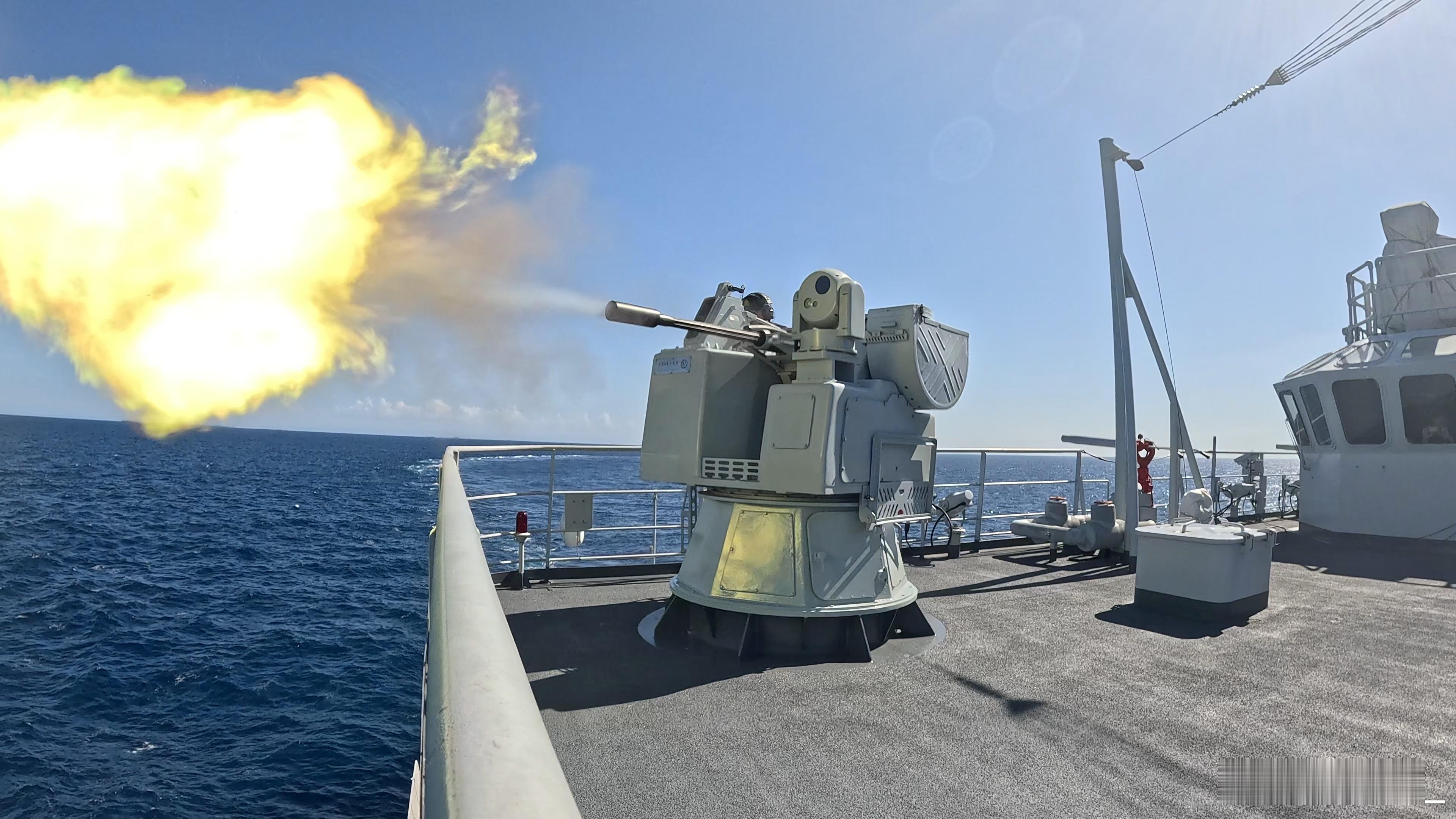 48批护航编队在亚丁湾实弹射击 