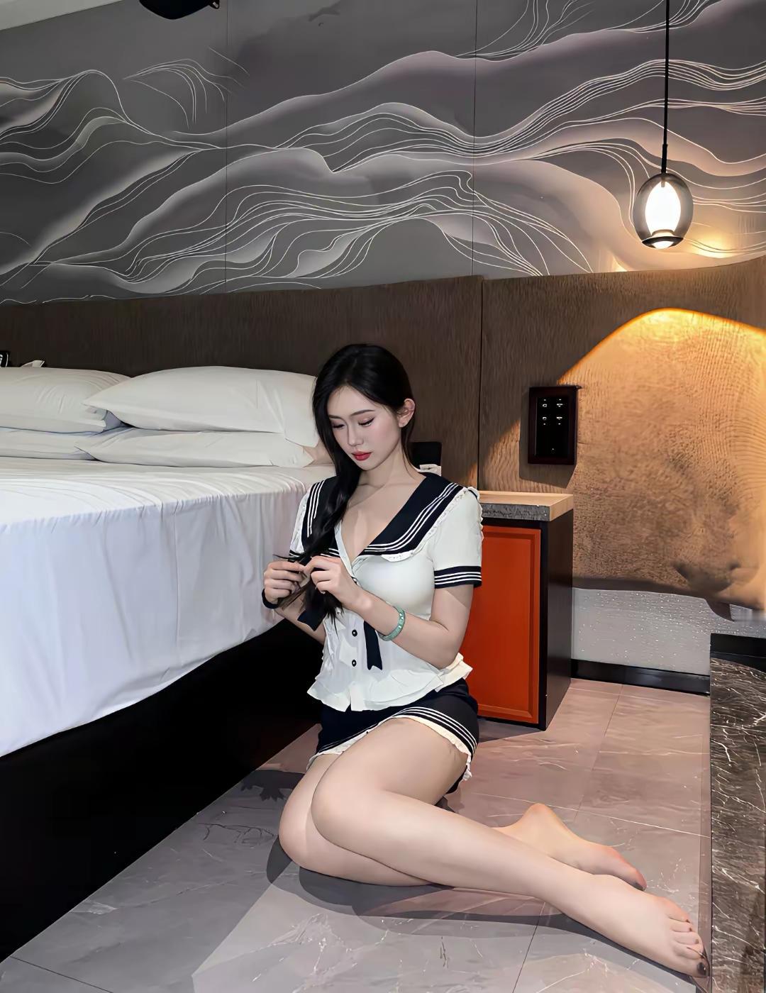 在沙滩上享受阳光，穿着清爽的海边风连衣裙，感受海风拂面的惬意。