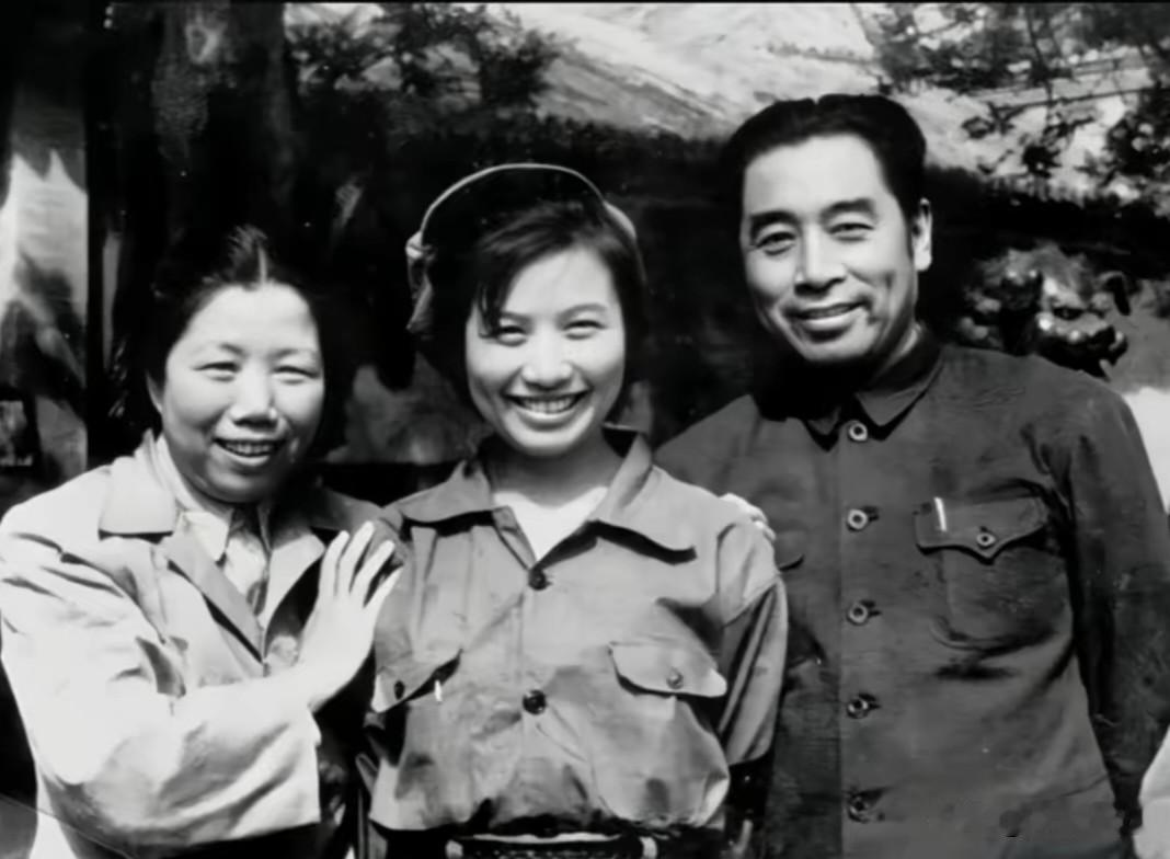 这张经典黑白合影里，三人从左至右依次为：邓颖超、孙维世、周恩来。
 
 
 
1