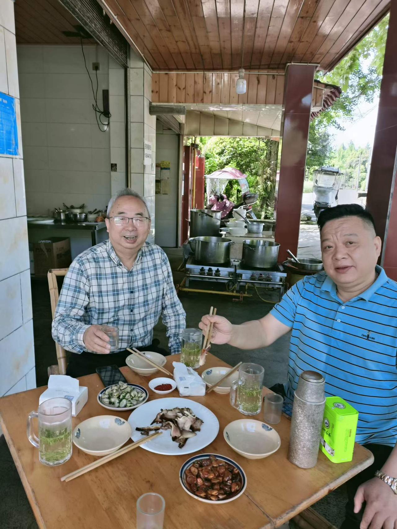 青城山安龙烟熏猪耳朵。
今天（周五）原本安排陪夫人出去转转。谁料上午9点不到，“