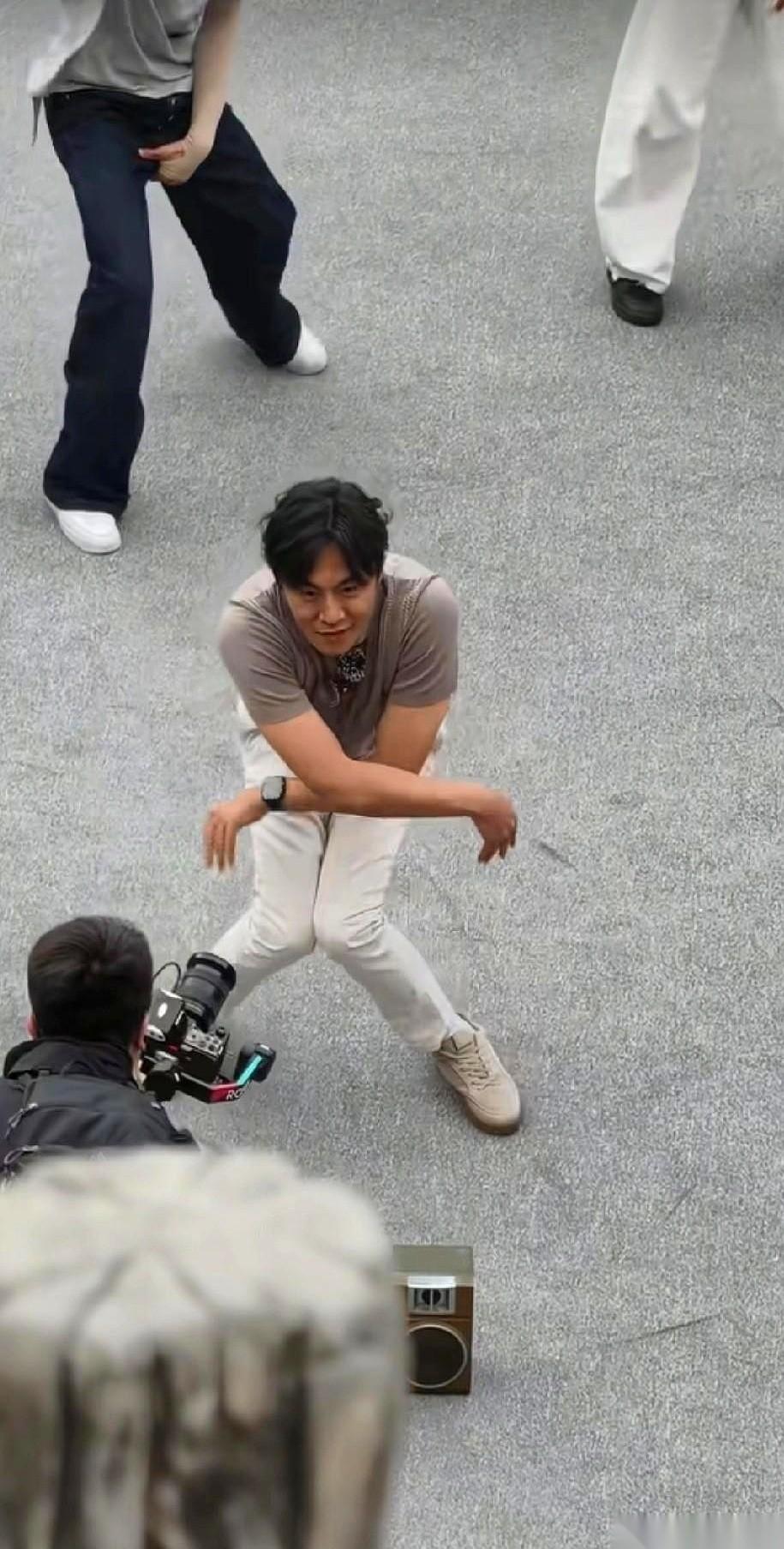 “秦昊，你给我跳一个！”
喊声刚落，人潮中央的秦昊，手腕一转，脚下一搓——那个在