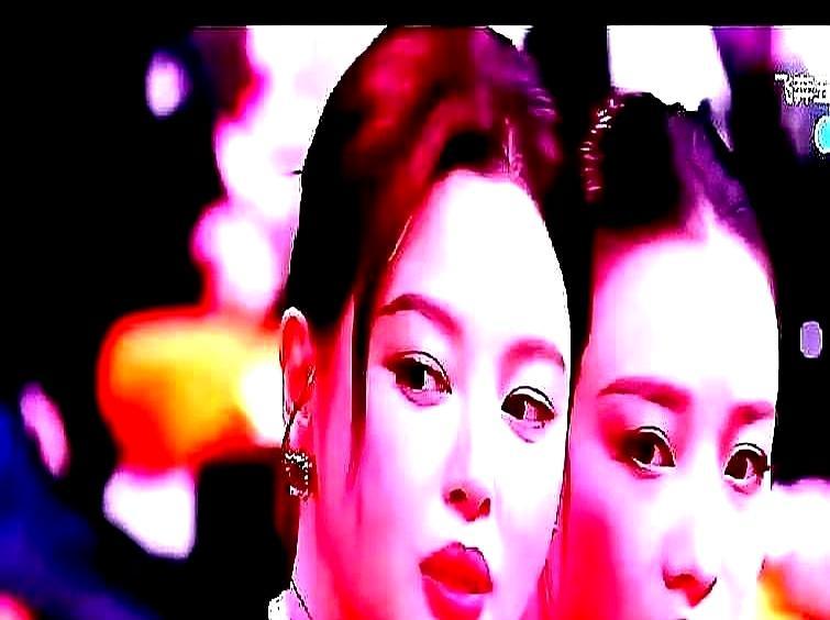 刚拿下威尼斯影后，辛芷蕾就被倪妮伸腿“绊倒”，她抬起高跟鞋就怼了回去。
 
旁边