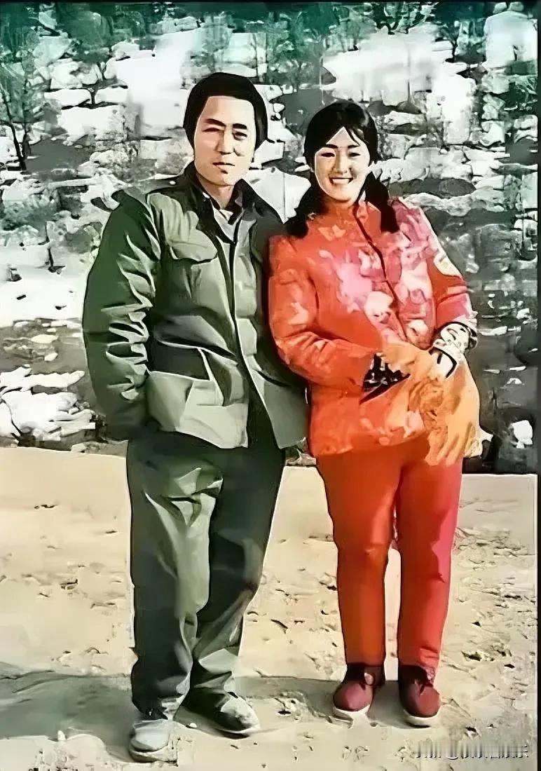 左边是著名导演张艺谋icon，右边女演员是谁呢？看着好熟悉，朴实无华，却散发着独