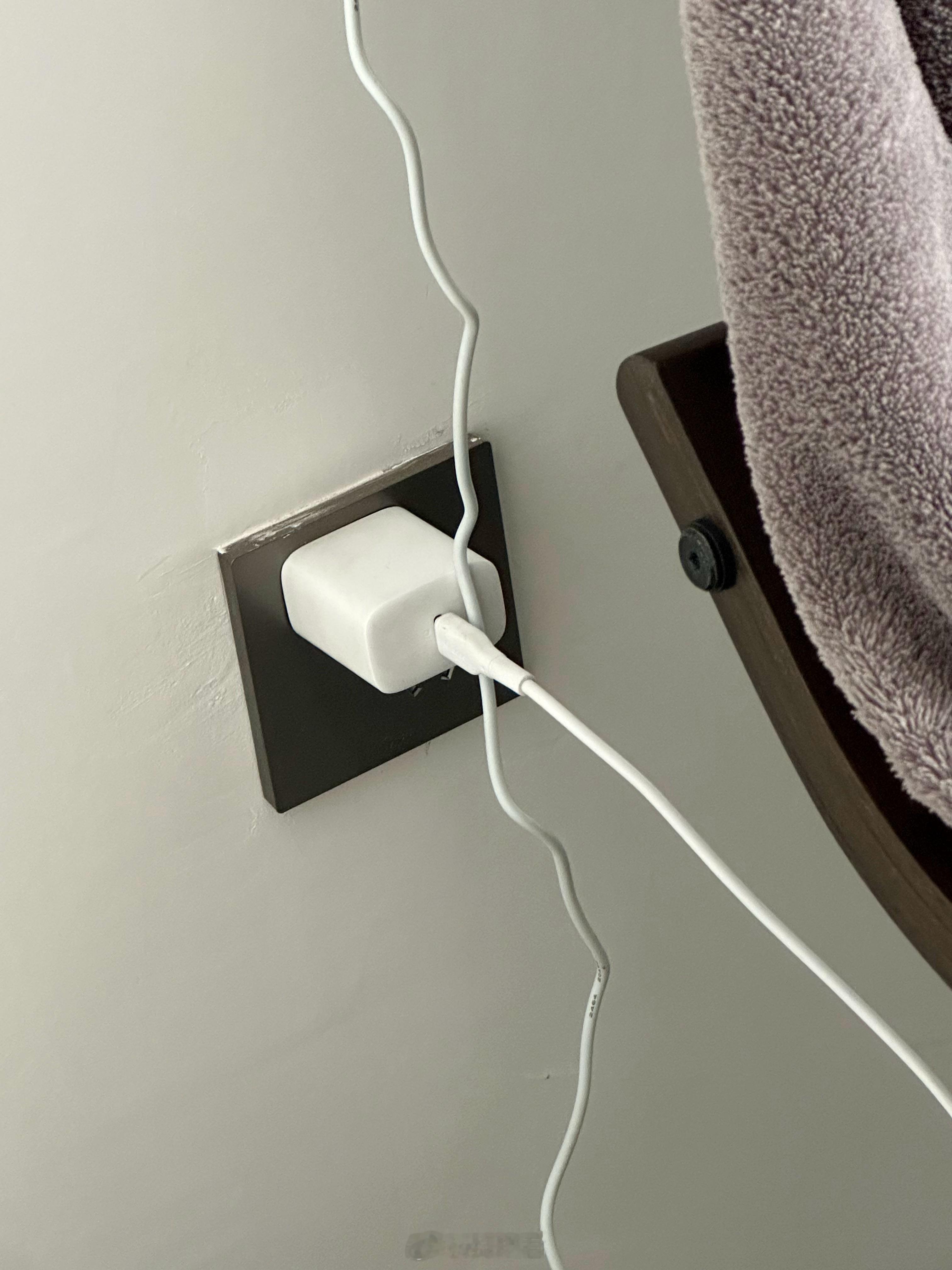 手机充电器千万不要一直插着不拔有人和我一样吗？手机充电器一直在插座上插着……