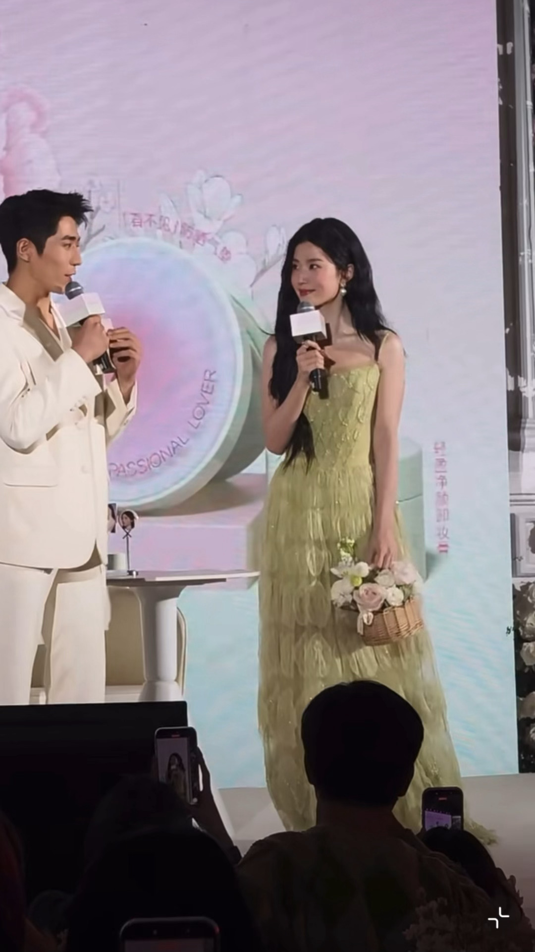 好美啊晓晓，好元气的小女孩看到就开心！卢昱晓上海线下活动绿裙造型