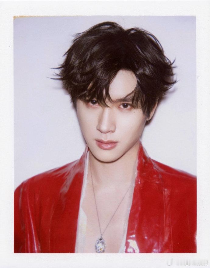 展轩撕拉片展轩撕拉片末末末班车 展轩的撕拉片虽迟但香！权威感脸蛋配黑红造型，帅得