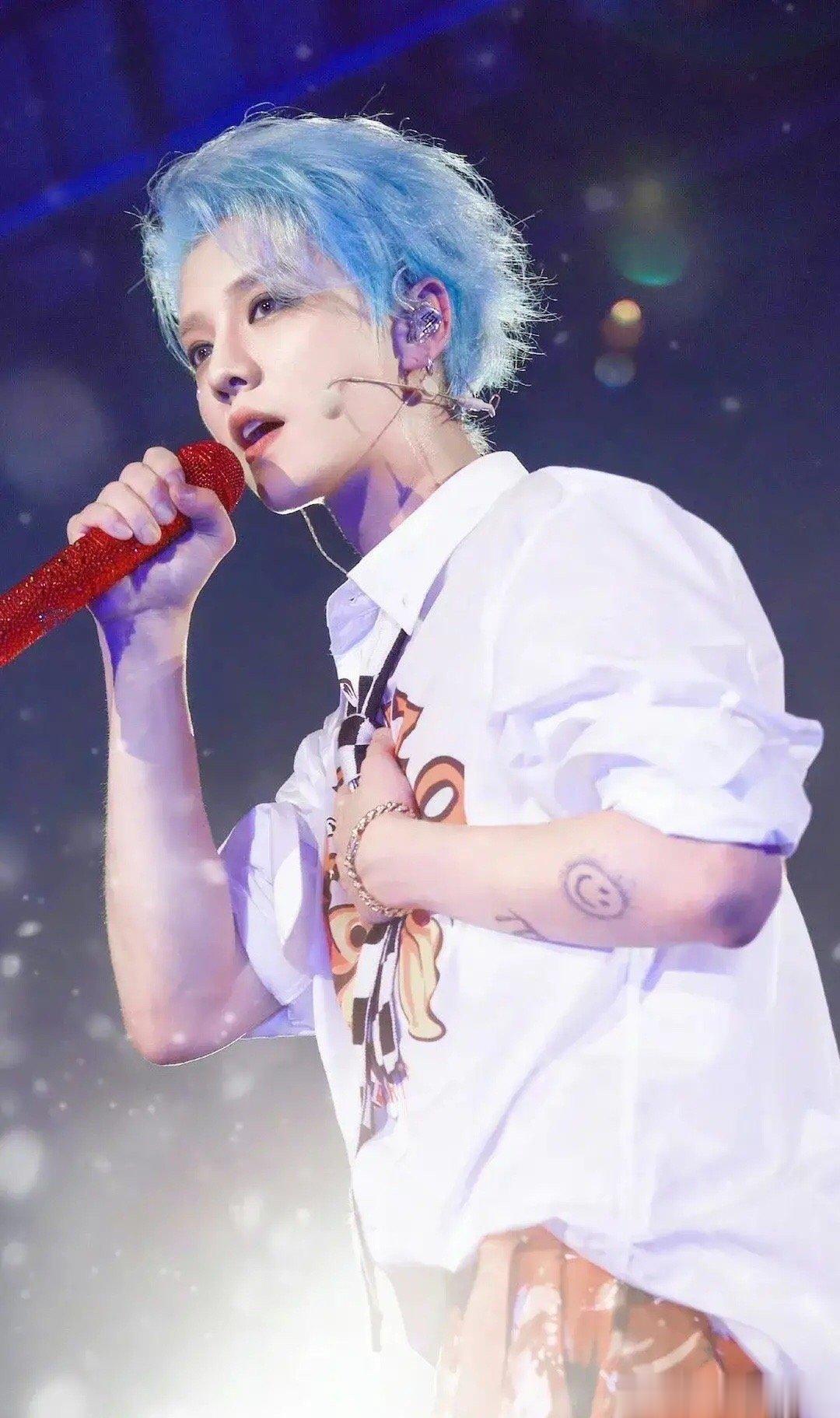 #爱豆鹿晗回来了#爱豆鹿晗回来了还有人不知道鹿晗出道当日上热搜吗？ 惊艳中韩日三