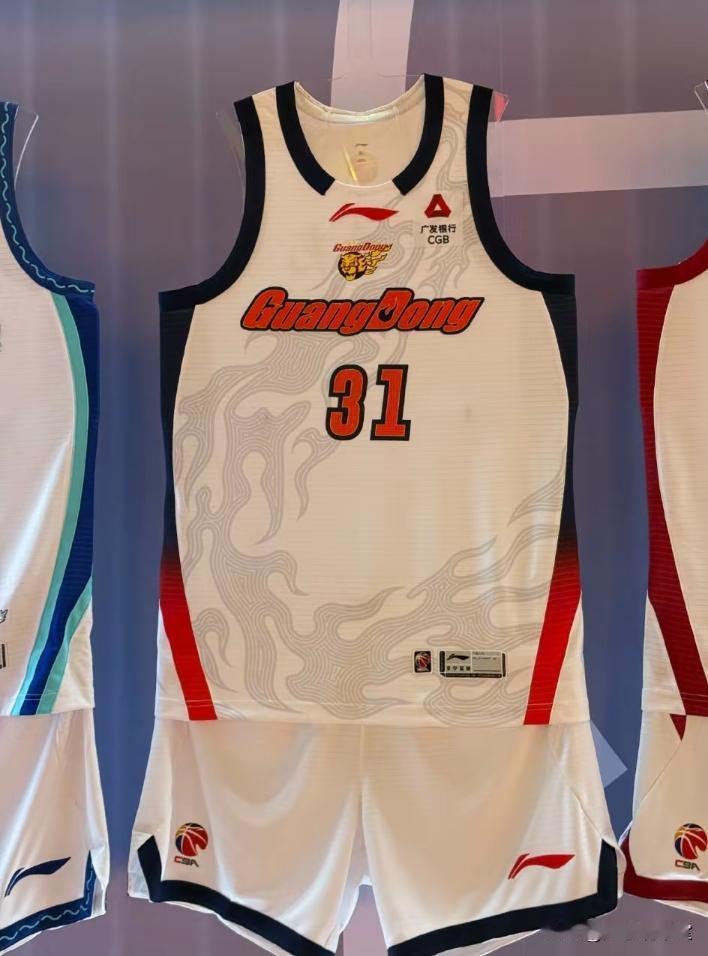 CBA20支球队新赛季球衣照曝光，仔细一看，有点回到10年前的感觉，拿广东的球衣