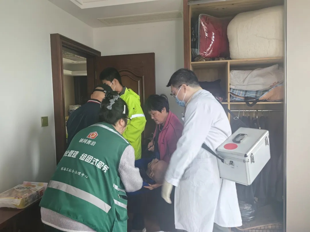 宁波镇海一次紧急救助时的温暖守护 近日，宁波镇海网格员范雯偶遇居民焦急求助。家中