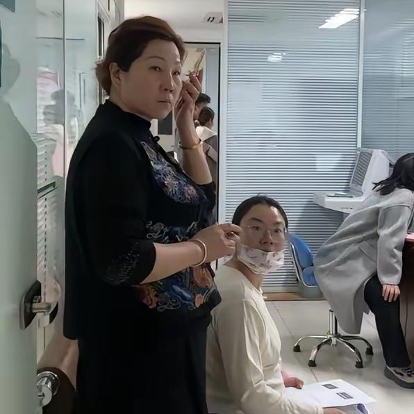 内蒙古巴彦淖尔，产检诊室门口，手捧鲜花的神秘男子刚现身，怀孕的妻子竟当场崩溃大哭