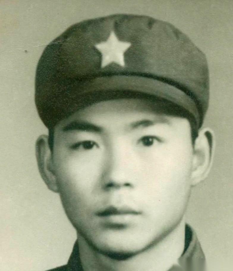 别信那个笑脸。真的，在1979年那片湿热的丛林里，一个陌生人的笑脸可能比子弹还要