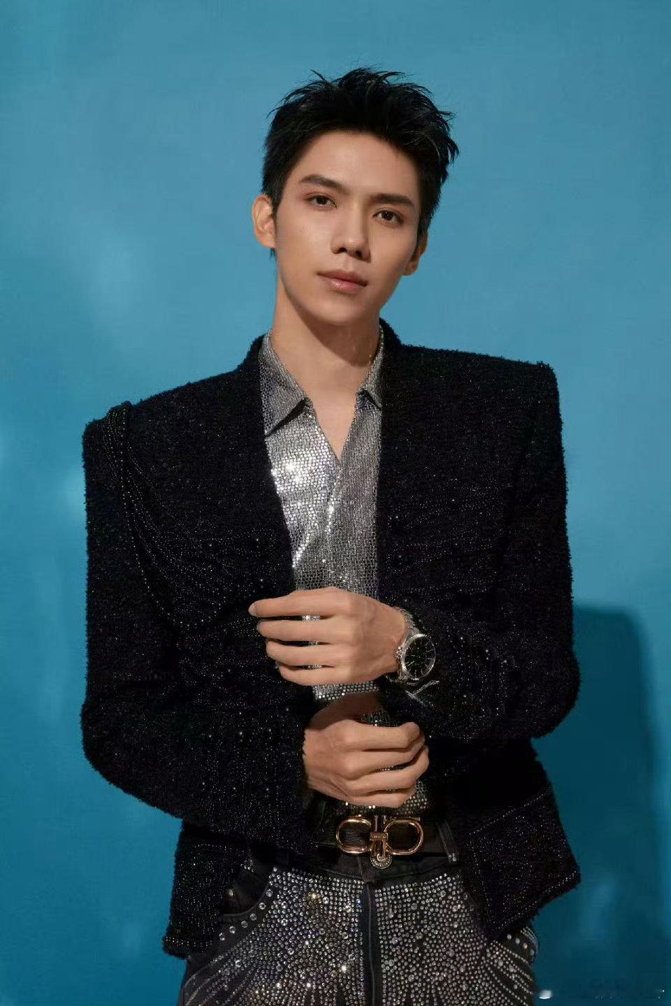 罗一舟唱跳舞台梦回青你 罗一舟于2025搜狐时尚盛典的唱跳舞台，节奏精准，风格酷