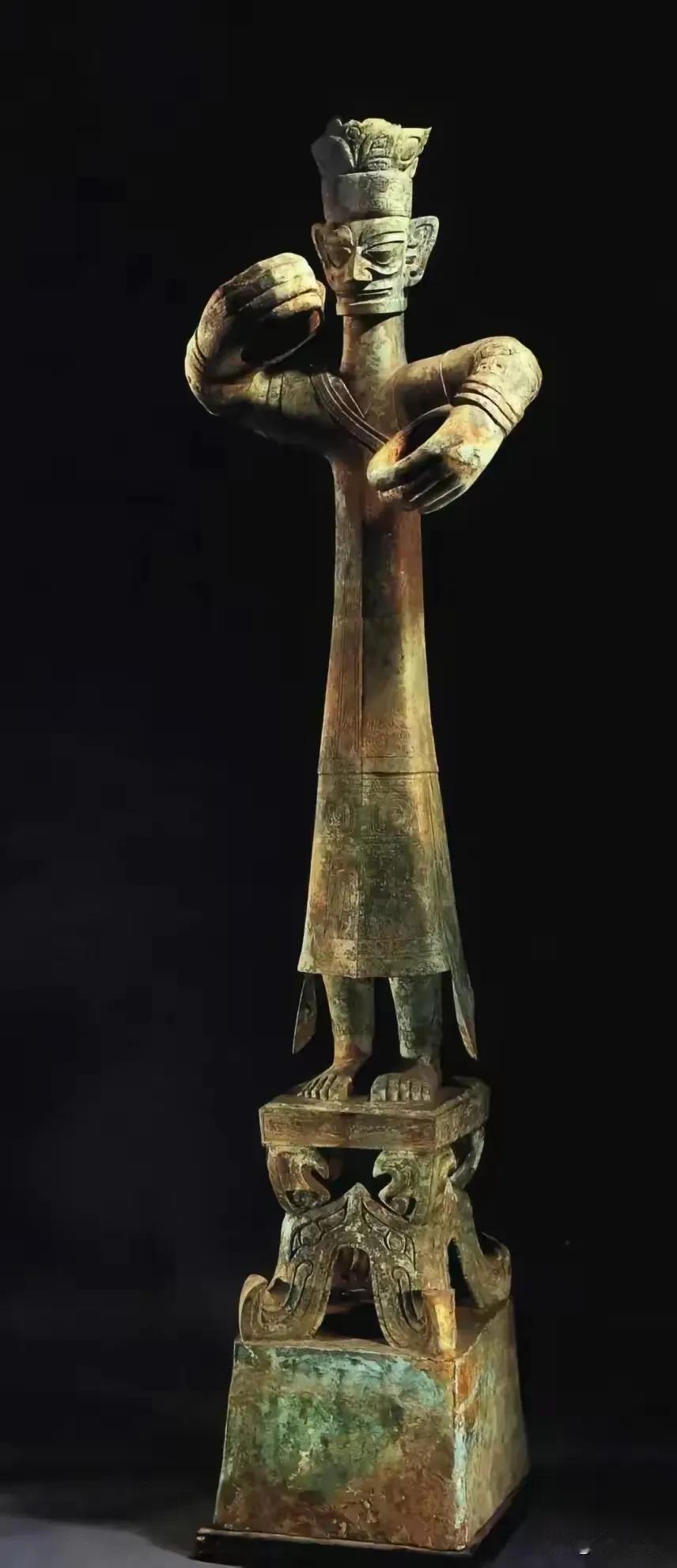 三星堆青铜大立人手里握的是什么？到底是何方人士？谜底正在一步步揭晓。是伏羲和大禹