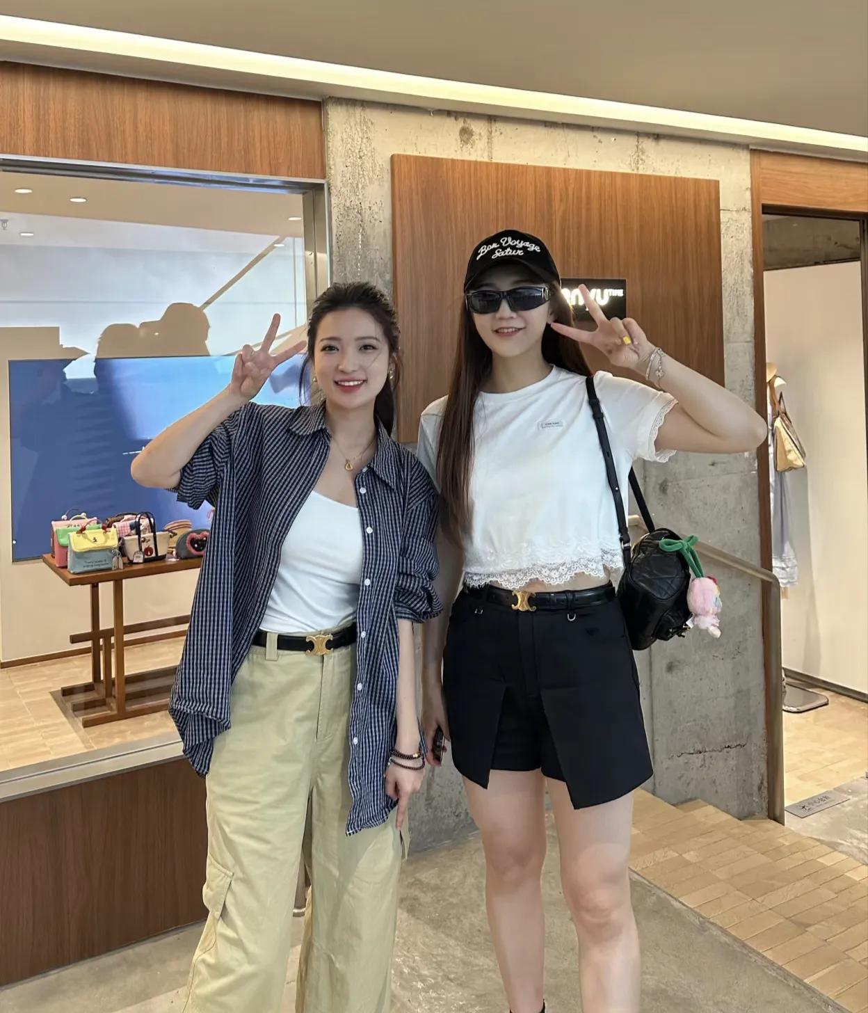 乒乓球运动员陈梦在青岛逛服装店，她的状态真好，身材不胖不瘦，皮肤很白，穿衣打扮很