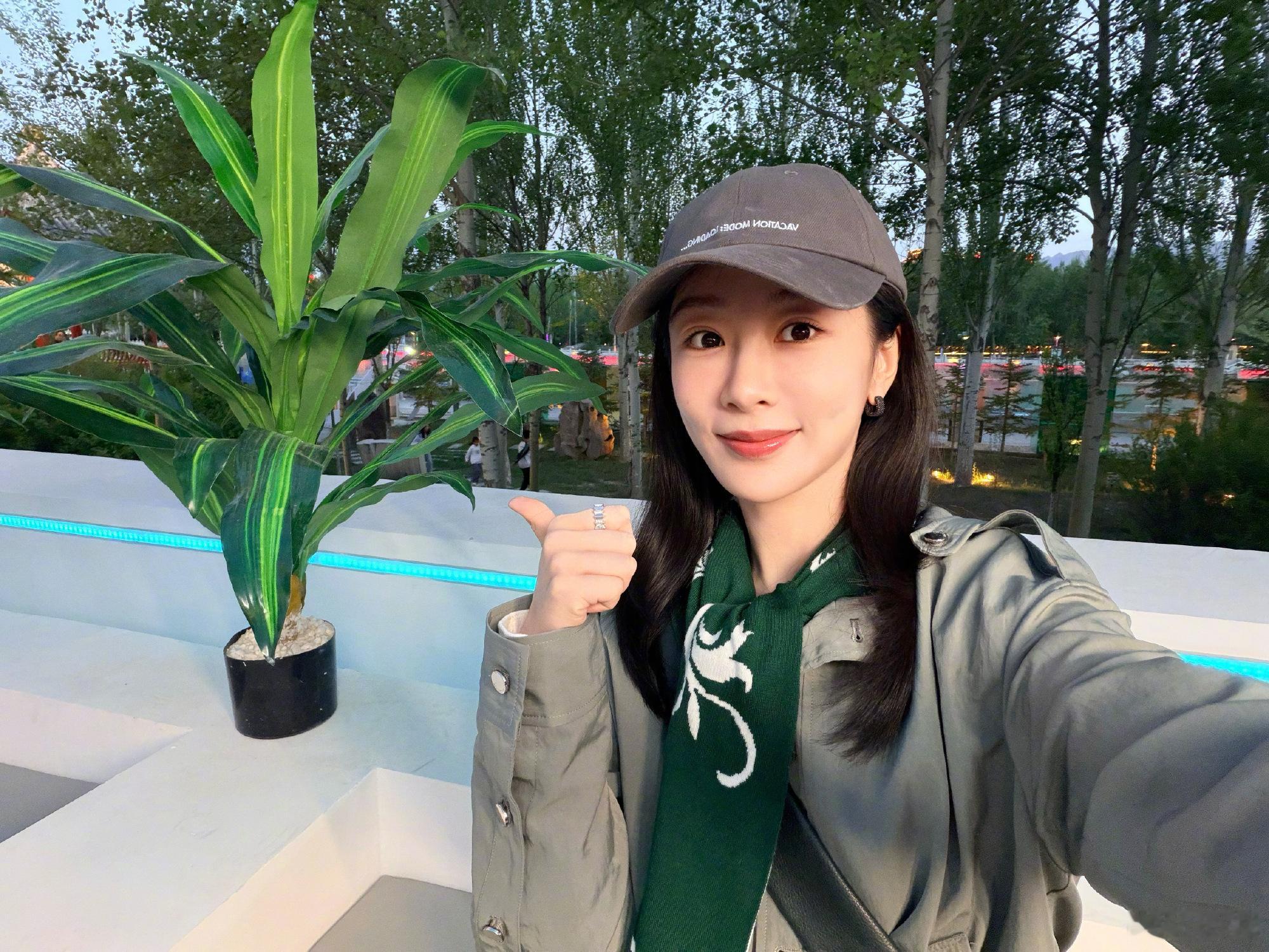 杨紫行程 真脚不着地了 💜杨紫 💜杨紫三部作品获白玉兰论坛认可 跟我走吧，我