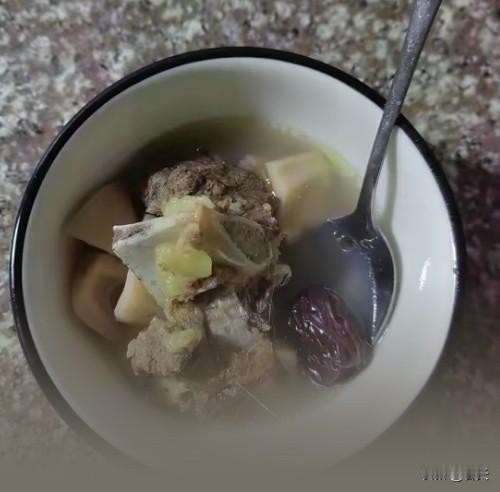 苦乐人间
 
我的一生无惊喜、少浪漫，未来清晰得触手可及。生活的苦、劳作的累，叠