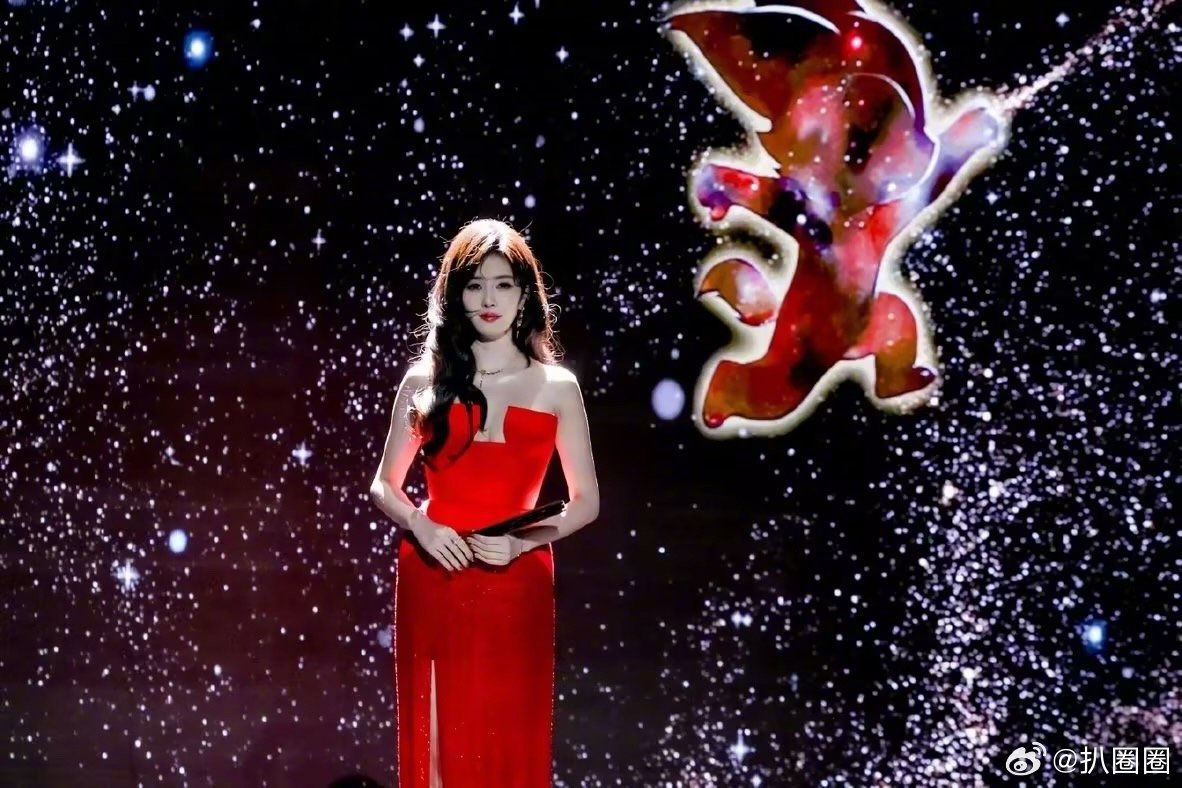 杨紫白鹿带着剧宣扇子走红毯 白鹿微博之夜状态如何？从造型到道具都还挺在线的～拿的