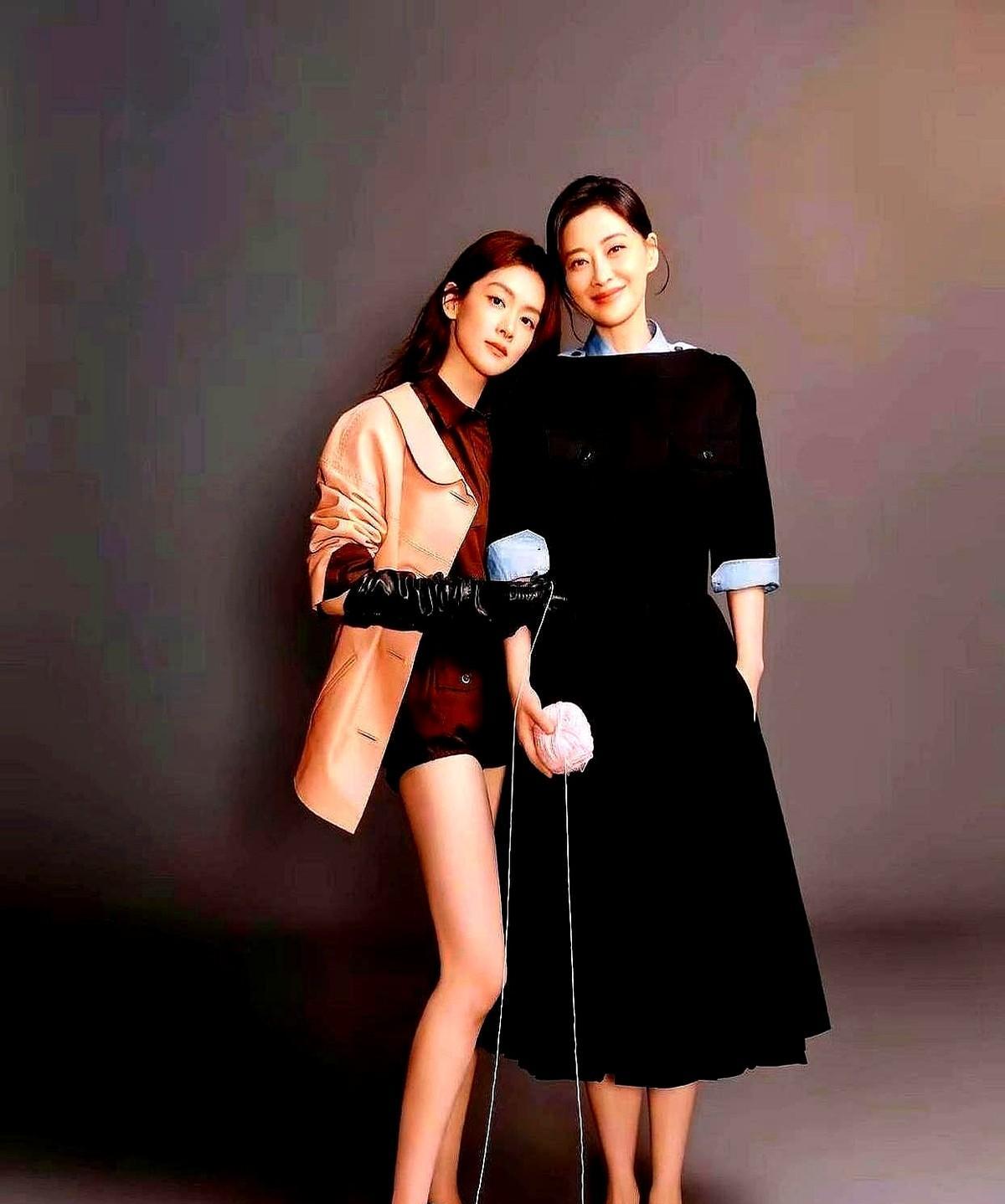 剧里，她们是明算账、立规矩的继母女，吵了半辈子。
剧外，一个对视就出卖了所有。