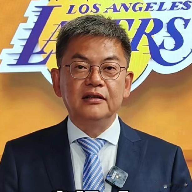 湖人队108-132败给太阳队，苏群赛后直接说了大实话。
第一，湖人现在根本没防