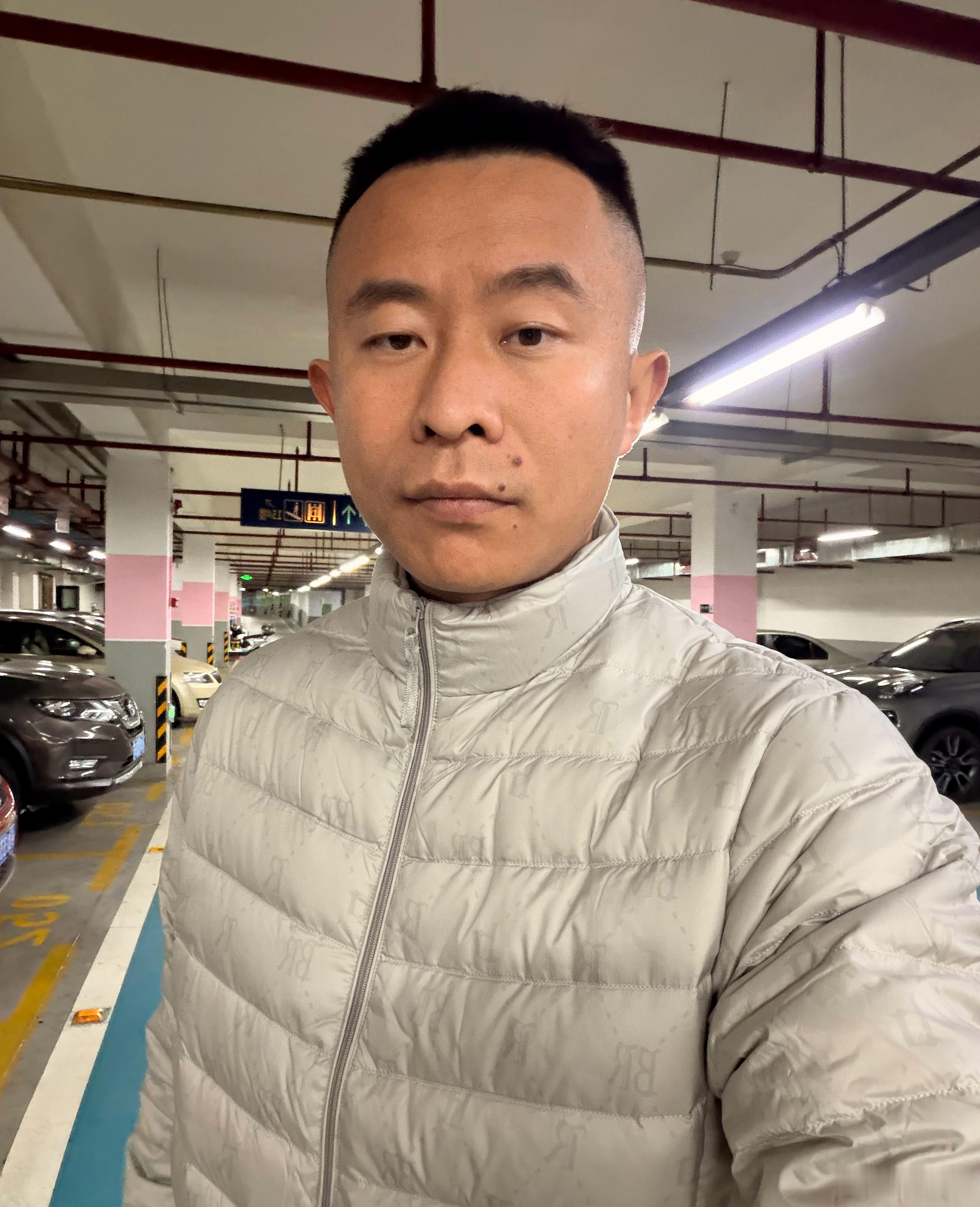 在河南生活的几十年都没有买过这种羽绒服，因为太薄了。结果到了福建才发现，以前的厚