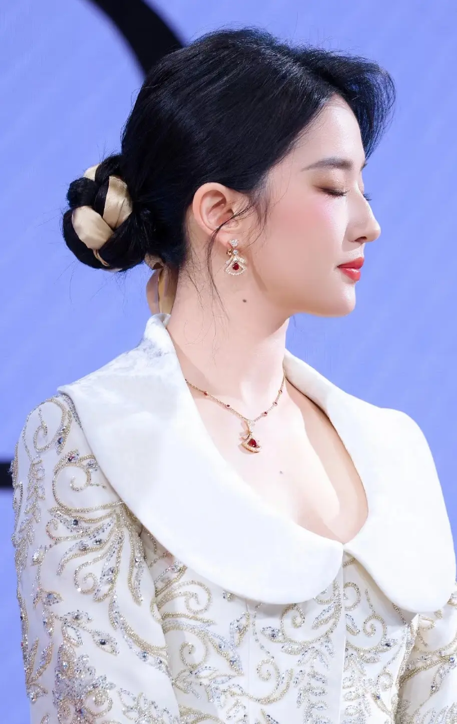 眼神和气质好干净，像香香软软的雪媚娘。