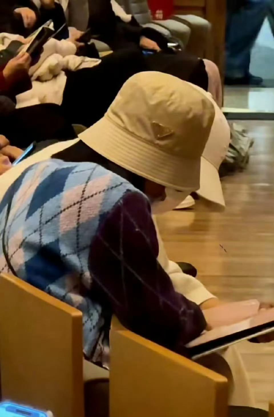 偶遇张杰谢娜看舞剧网友偶遇张杰谢娜看舞剧，两个人好低调啊，下次能不能再合作一个舞