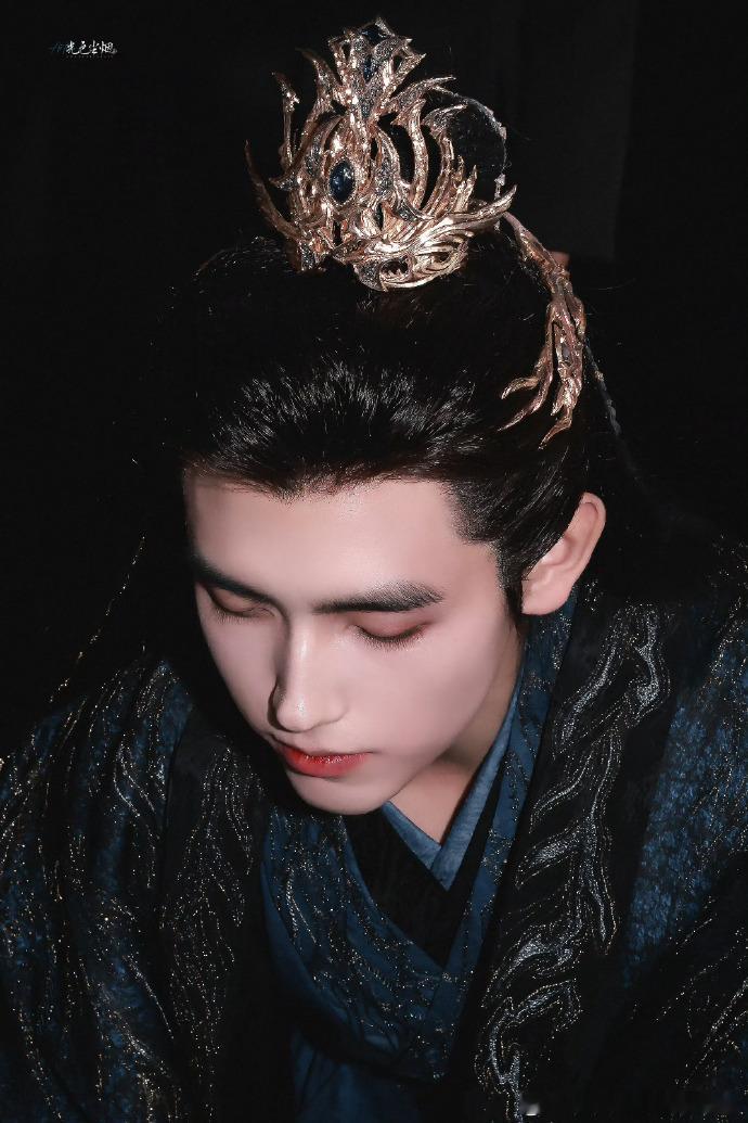 陈飞宇内娱各方面都出挑的男主 的古装仪态真的没得挑！《献鱼》里长袍加身的挺拔身姿