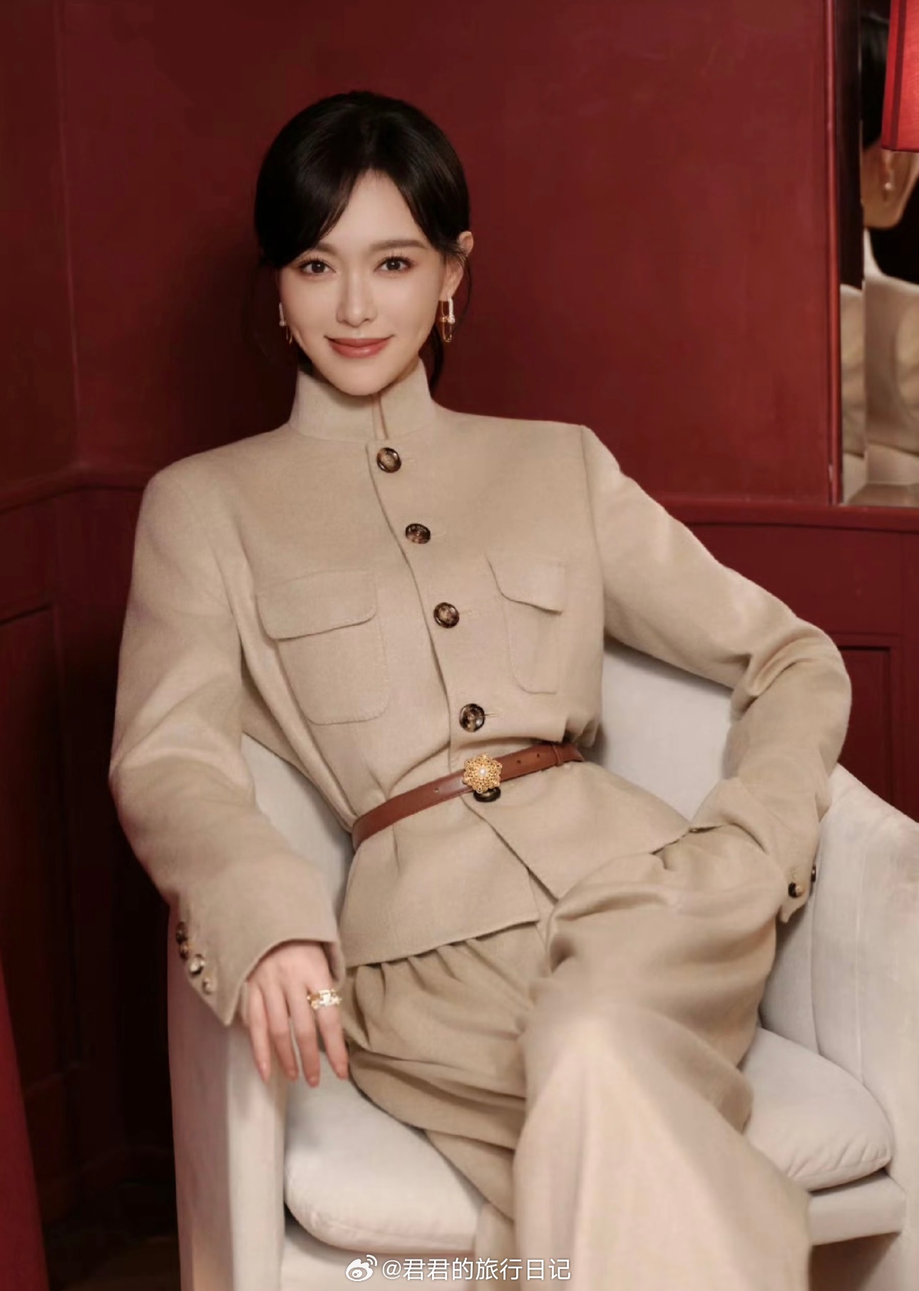 唐嫣的时装周造型，我以为是在拍抗战片 