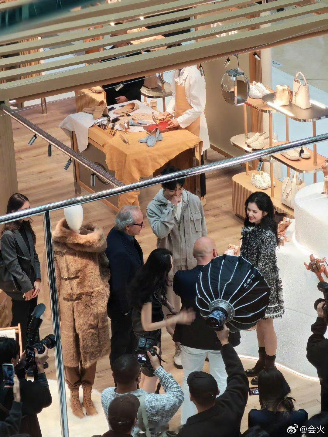 肖战澳门和张婧仪澳门tods活动同框，们藏海传男女主后续 