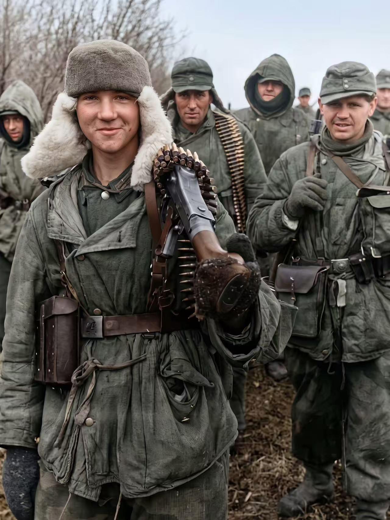 1944年12月中旬，比利时波托附近，一名德军机枪手在留下的摆拍照。
其肩扛着