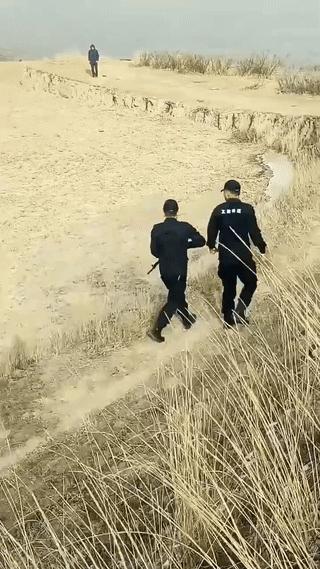 牦牛突然发疯伤人！
牧民无奈只能报警求助。
最后得到牛主人的同意后，警察果断开枪