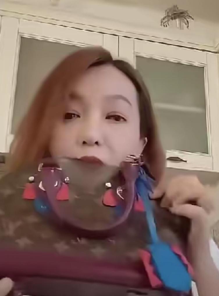 Lv的死忠粉，在Lv买了无数的包包，由于Lv持续不断起诉国内微小个体商户，感觉包