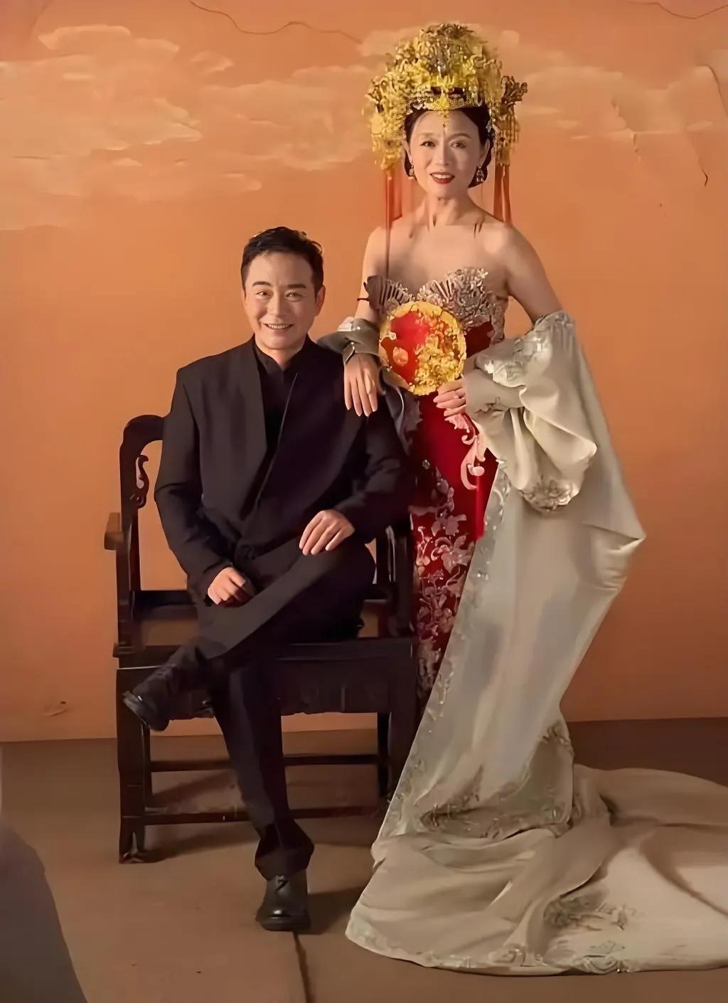 63岁的黄梅戏名家吴琼与48岁丈夫阮巡，近日补拍了一组浪漫婚纱照。岁月沉淀下，吴