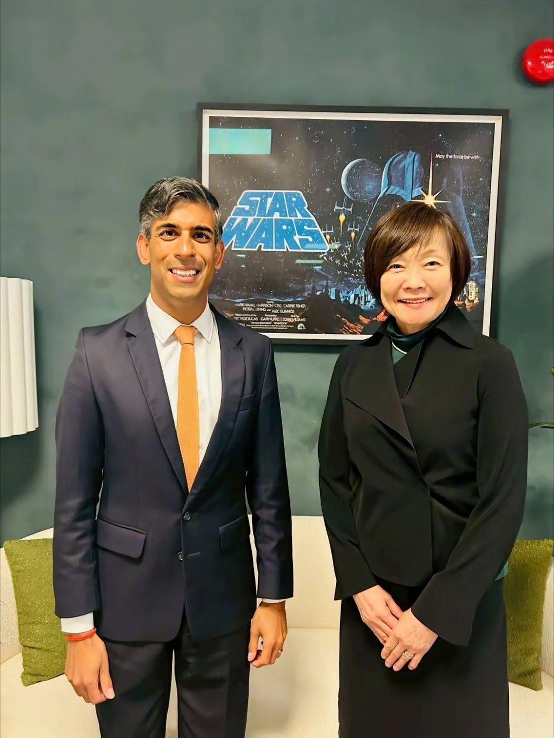 丈夫去世以后，安倍昭惠的日子过得颇为滋润，一直在各界活跃。
安倍昭惠作为一名寡妇