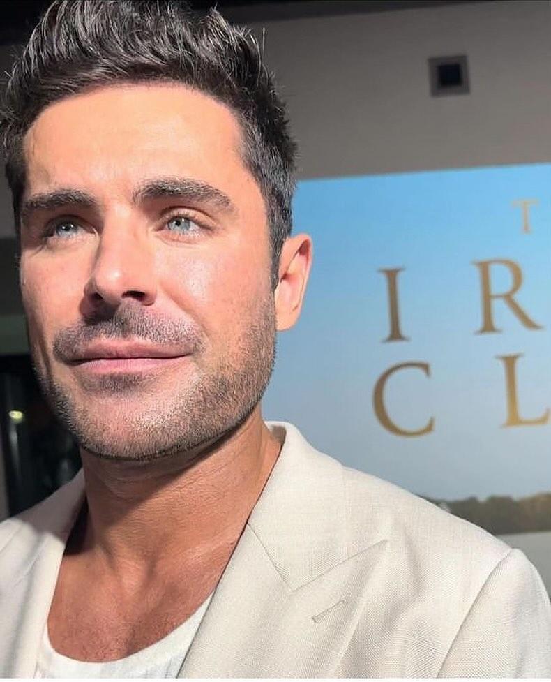 Zac Efron 那个脸都那么宽了！
类固醇确实很害人。