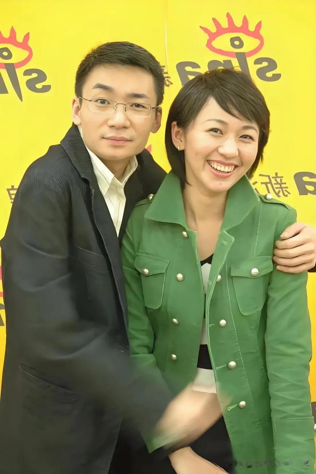 高博年轻的时候除了眼睛小点，其实长相也好可以，是央视比较有才华的一个主持人，他主