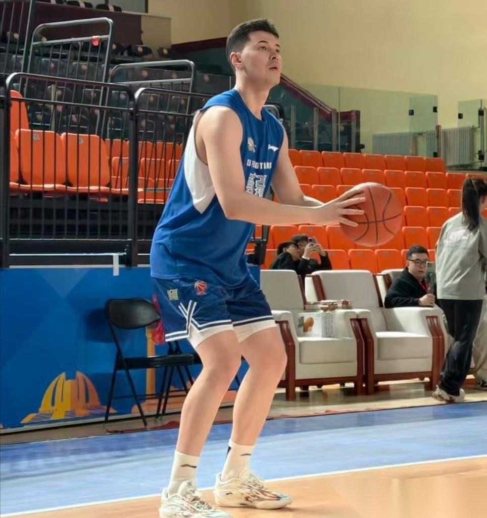 新疆爆冷击败夺冠热门广东宏远！太精彩了，你这剧本都不敢这么写，联赛下游的球迷竟然