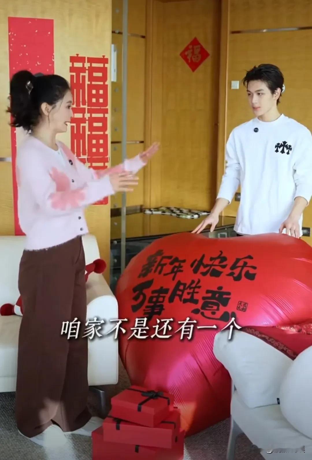 演员王艳的基因可真够厉害的，老公颜值其貌不扬，她还是把基因给拯救过来了。[呲牙]