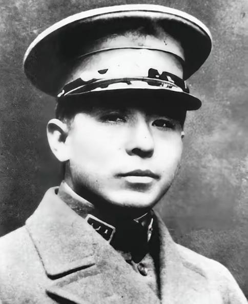 1926年，北京饭店，22岁的唐怡莹趁丈夫不在，与25岁的张学良发生了关系。几天