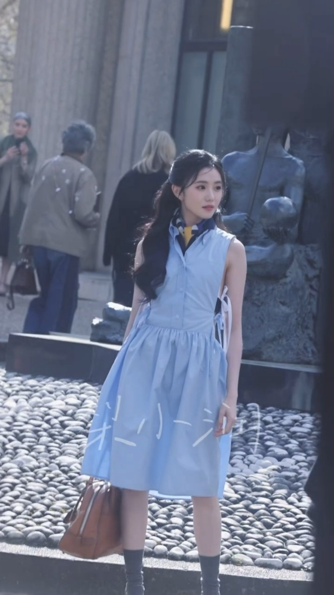 这个眼睛亮亮的存儿好美好萌哦拍照的时候更是完全女神刘浩存时装周蓝裙造型刘浩存看秀