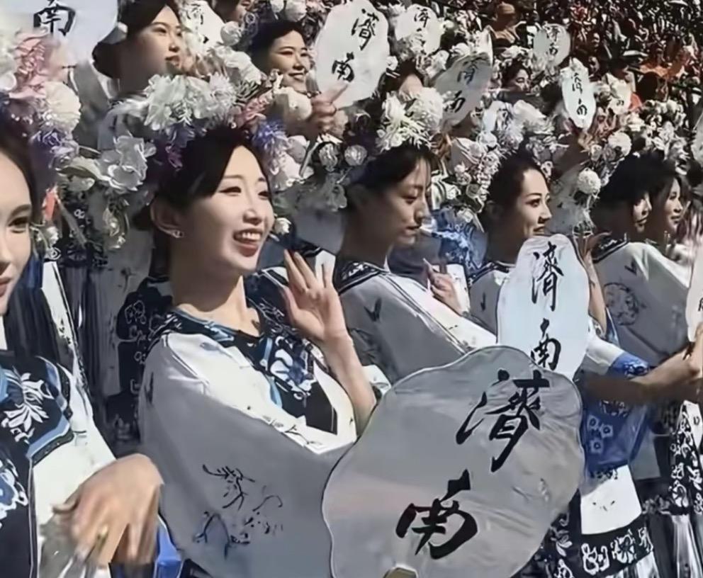 不是我就不明白了，山东济南历史上那么多的名人，怎么就选出了个夏雨荷？
这不是前段