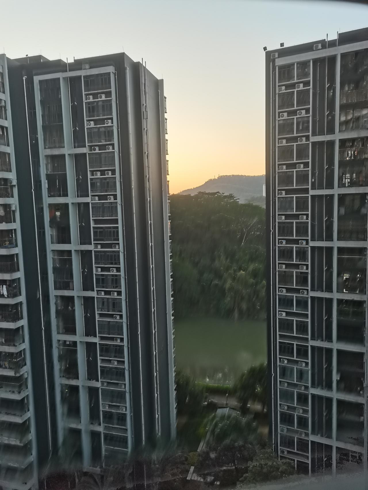 光明即将到来！太阳马上就要出来了，天要亮了，没有人能够阻挡光明的到来。