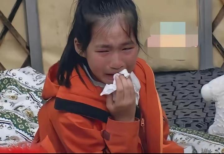 张雪峰11岁的女儿张姩菡哭的最伤心，让人看了瞬间破防。
 
张雪峰曾拼命打拼，想