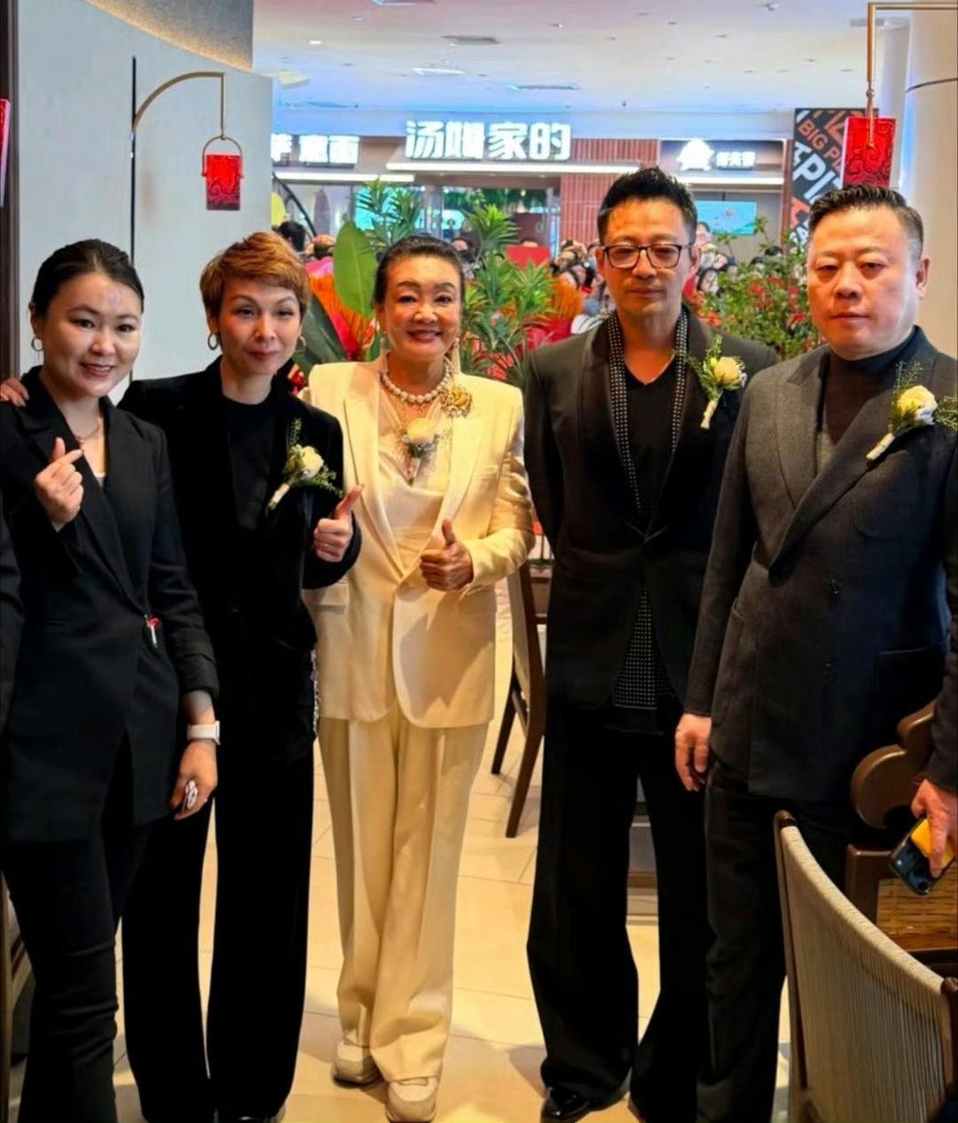 45岁的汪小菲和妈妈张兰现身河北参加新店的开业活动，母子俩看来是又和好了，但怎么