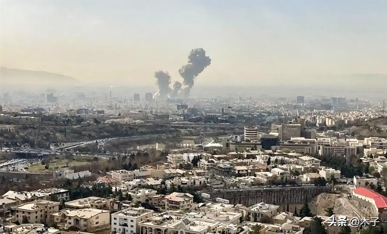 炸了！伊朗终于反击了！今天上午，伊朗上空传来的，不是演习警报，是真的爆炸声。德黑