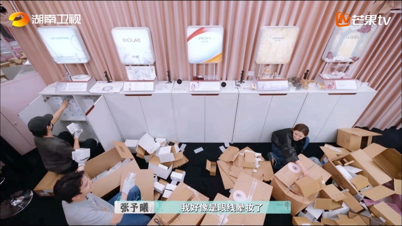 张予曦到了巴黎也一股班味儿开店确实不容易，把张予曦折磨的眼线都晕开了！秒变朋克造