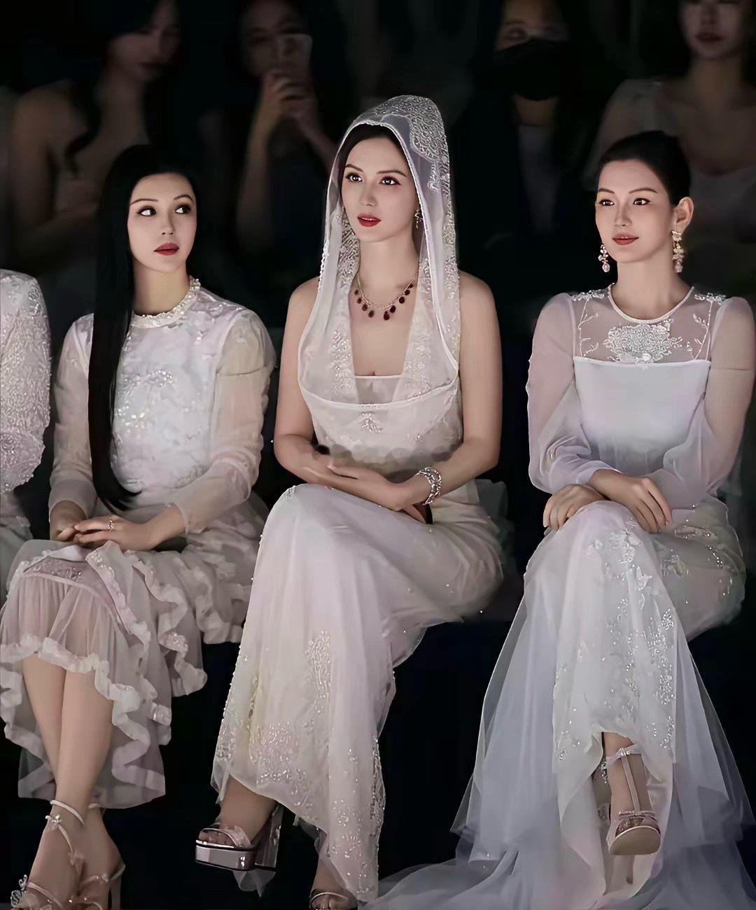 中间这是哪个女明星完全是艳压的程度啊。 ​​​