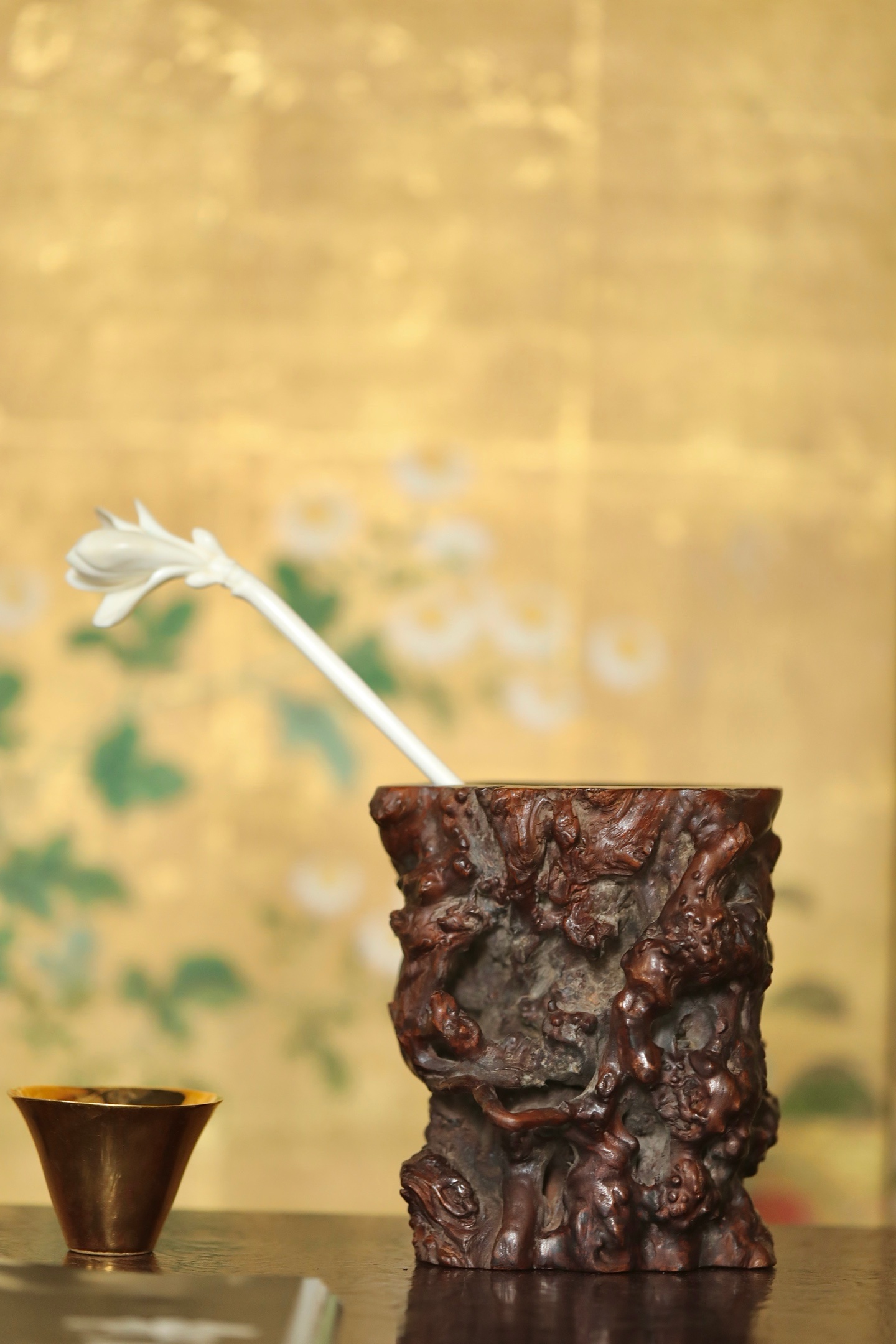 奇木 | 笔筒随形而就，不事雕饰却自成天趣。木瘤虬结如峦，纹理盘曲似涡，孔洞错落