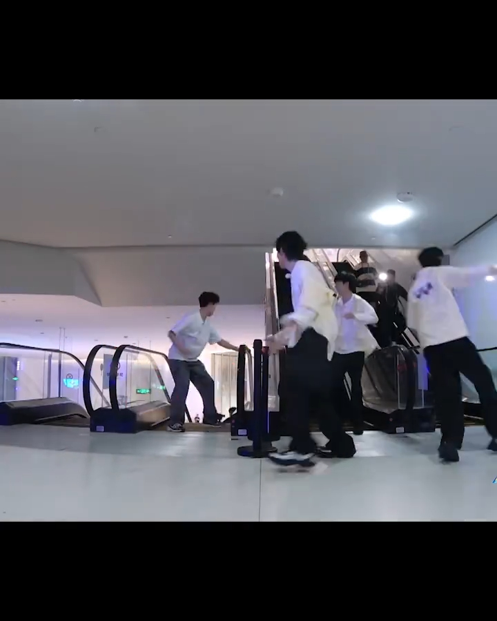 李昀锐打不过就跑李昀锐逃脱后乐坏了李昀锐奔跑吧撕名牌高能名场面，面对众人围堵丝毫