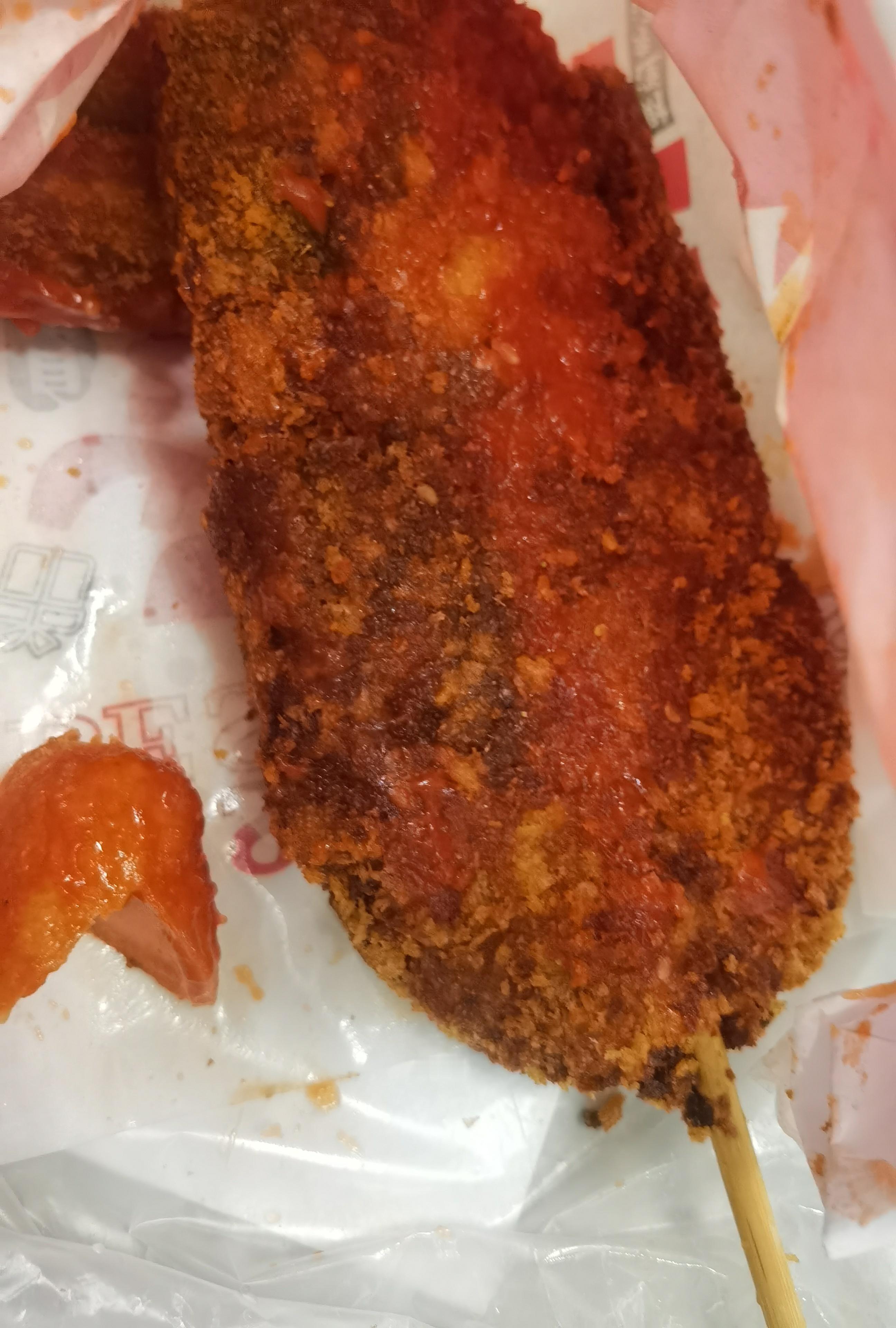 吃了两根肠，一串蟹棒，一串培根金针菇之后，发现鸡排吃不下了。。 ​​​